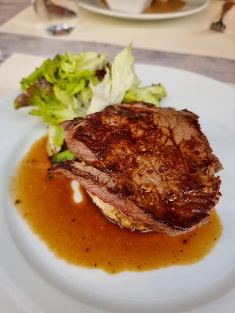 Poulet de Bresse À la Crème Et Vin Du Jura